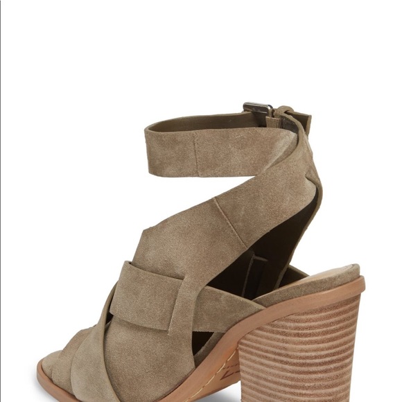 Marc Fisher NWOT Valen Chunky Leather Heel - Picture 8 of 8